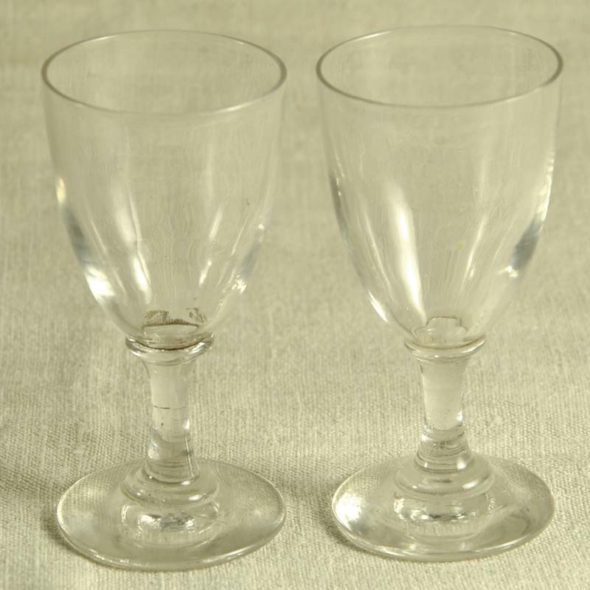 V 390 – 2 verres à liqueur  1900