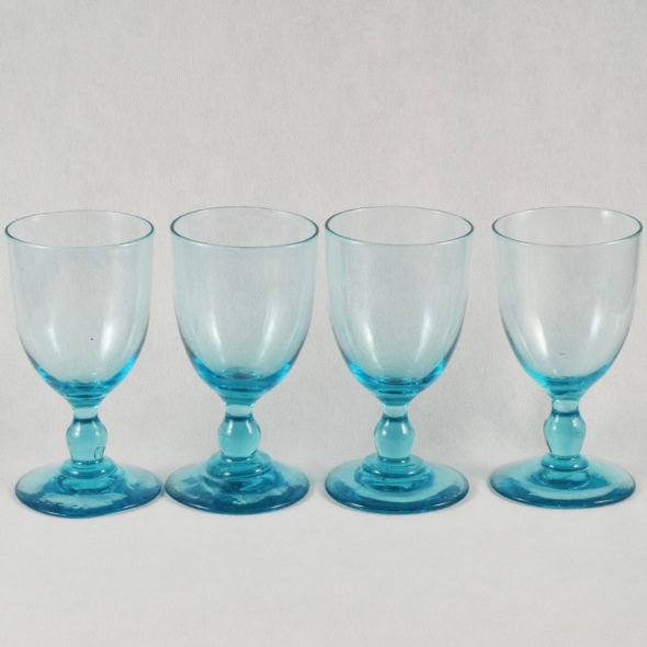 V 1032 -4  Grands verres XIXe bleus