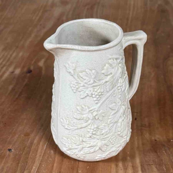 Pichet 1900 en barbotine - F 4646