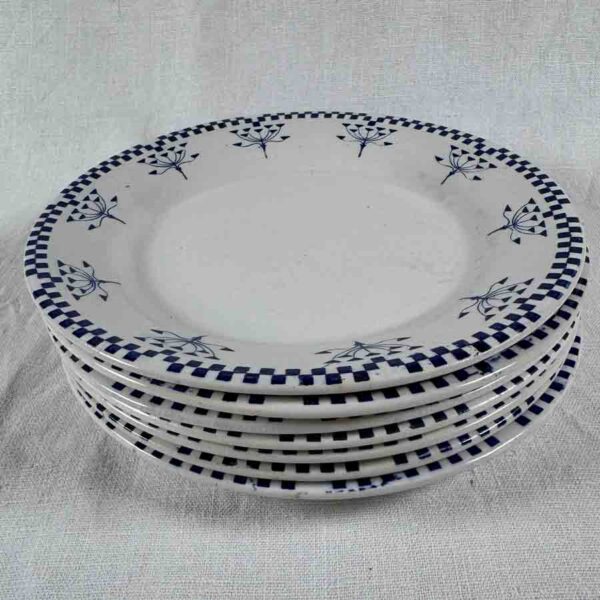 7 Assiettes 1900 Creil et Montereau "Damier" - F 4685